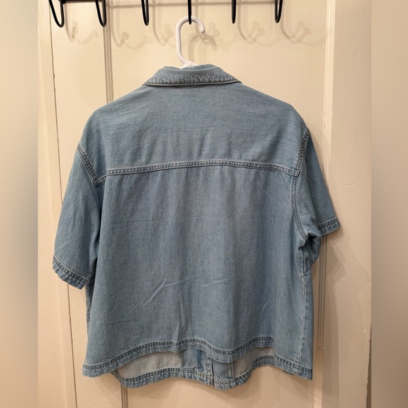 NWOT Universal Thread Light Wash Short Sleeve Denim Button-Up Shirt - Picture 2 of 4